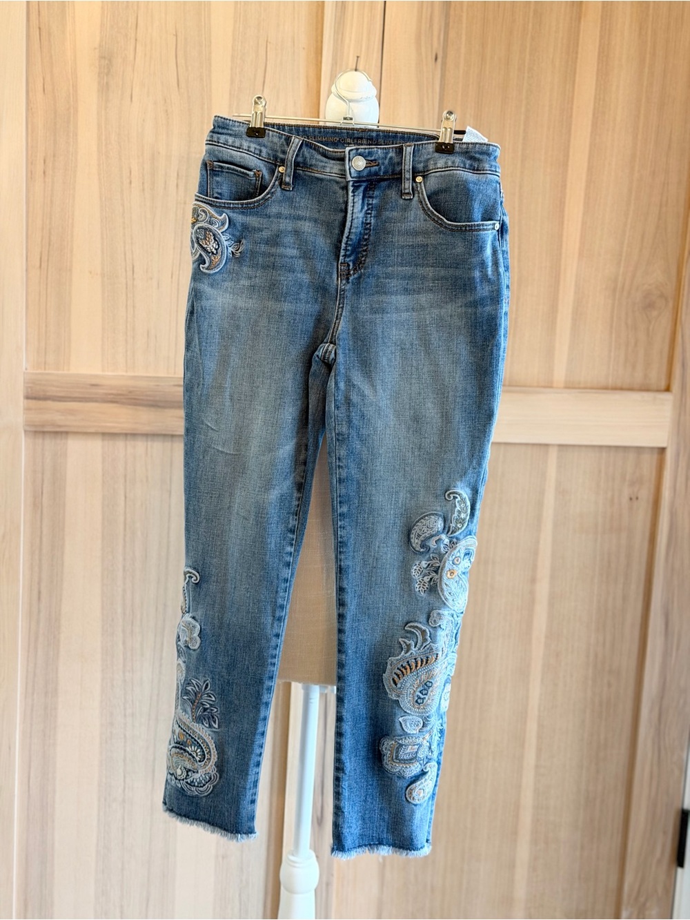 Chico’s Appliqué Embellished Girlfriend So Slimming Ankle Jeans. Women 2 (00R)
